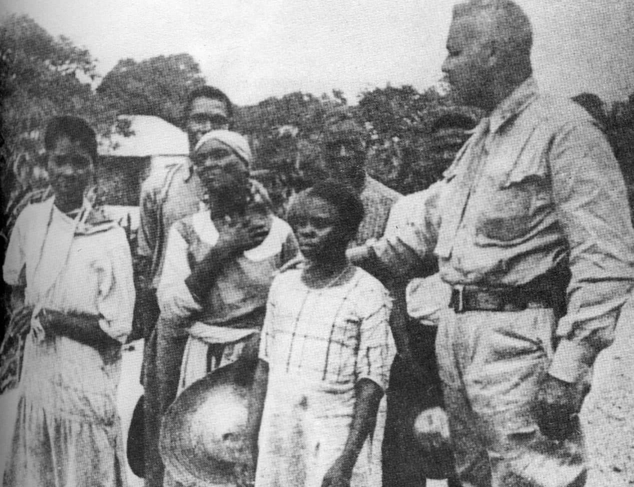 Coronel Jules André con sobrevivientes en Juana Méndez